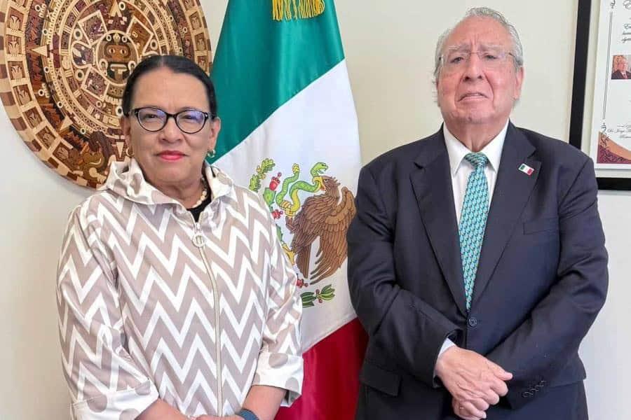 Secretaria de Gobernación entrega carta para invitar a León XIV a México