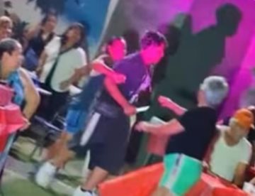 Amenazan a payaso con cuchillo por bailarle a mujer durante show en Nuevo León