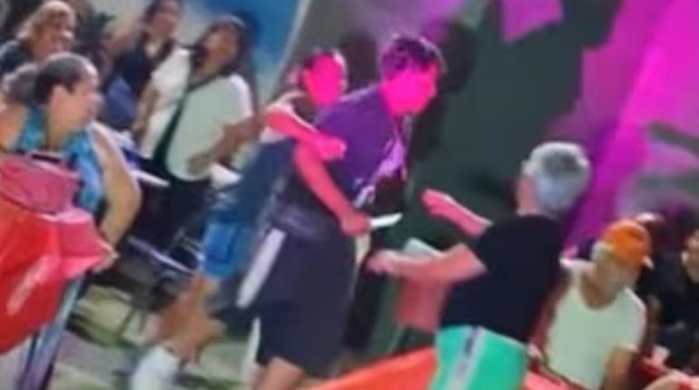 Amenazan a payaso con cuchillo por bailarle a mujer durante show en Nuevo León