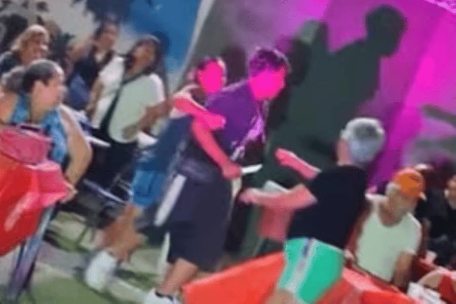Amenazan a payaso con cuchillo por bailarle a mujer durante show en Nuevo León Amenazan a payaso con cuchillo por bailarle a mujer durante show en Nuevo León