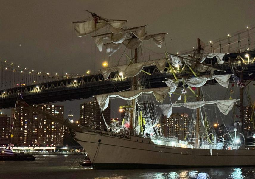 Choca buque escuela de Semar contra puente de Brooklyn en NY