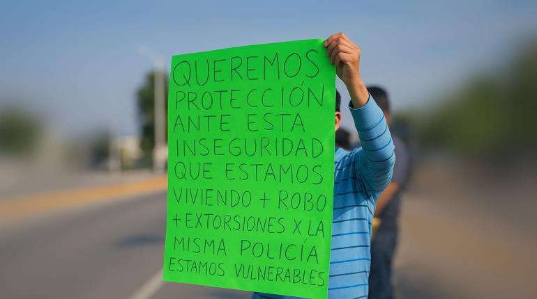 Pobladores protestan en caseta de Sánchez Magallanes; denuncian abuso de autoridad