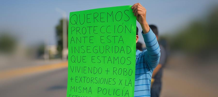 Pobladores protestan en caseta de Sánchez Magallanes; denuncian abuso de autoridad Pobladores protestan en caseta de Sánchez Magallanes; denuncian abuso de autoridad