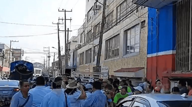 Protestan trabajadores del CECyTE para exigir pago de prestaciones retenidas