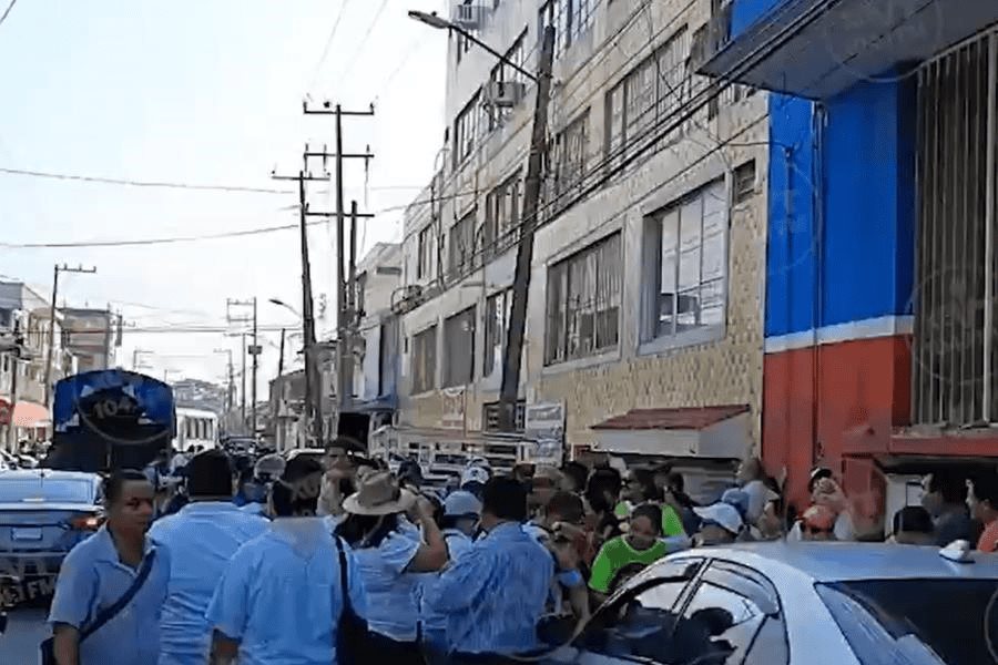Protestan trabajadores del CECyTE para exigir pago de prestaciones retenidas Protestan trabajadores del CECyTE para exigir pago de prestaciones retenidas