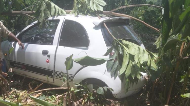 Dos heridos y daños materiales deja accidente automovilístico en Cunduacán
