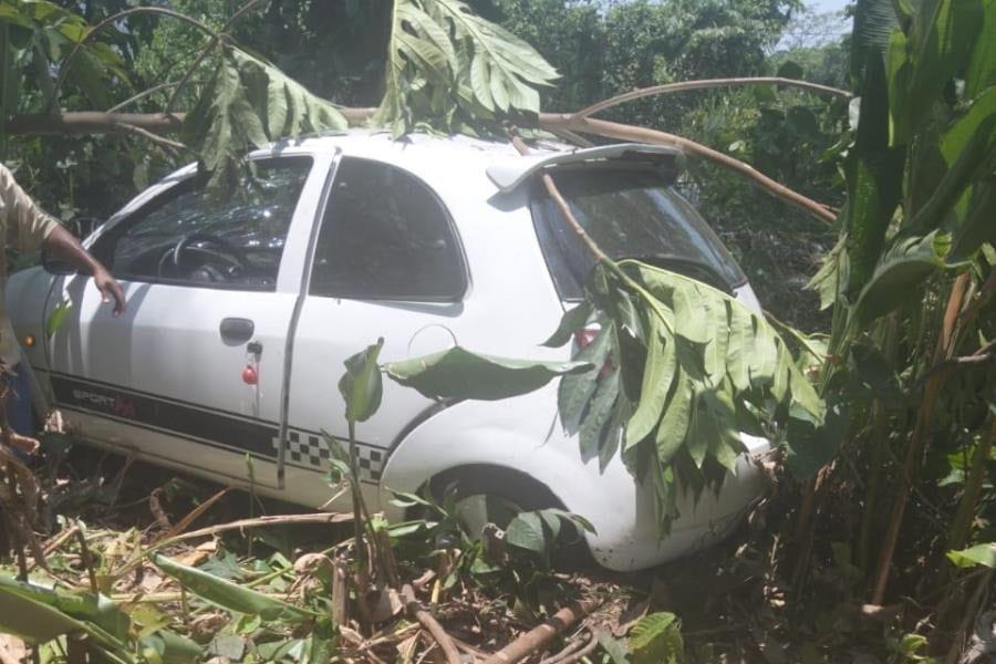 Dos heridos y daños materiales deja accidente automovilístico en Cunduacán Dos heridos y daños materiales deja accidente automovilístico en Cunduacán