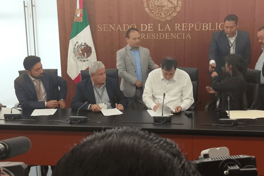 Noroña recibe disculpa pública del abogado que lo agredió en el AICM en 2024