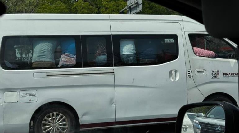 Captan vehículo de Finanzas con sobrecupo de personal en Villahermosa