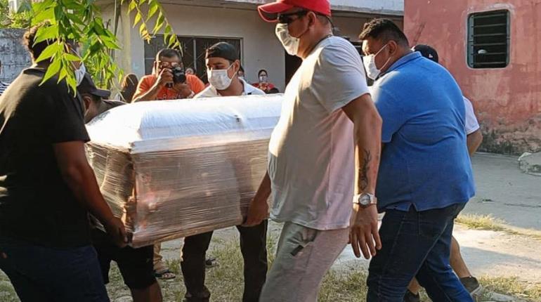 Amigos y familiares velan cuerpos de mecánicos para ser sepultados este martes