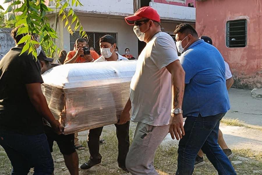 Amigos y familiares velan cuerpos de mecánicos para ser sepultados este martes Amigos y familiares velan cuerpos de mecánicos para ser sepultados este martes