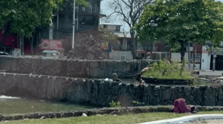 Graban a sujetos mitigando calor en aguas de la Fuente Maya