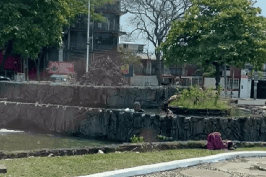 Graban a sujetos mitigando calor en aguas de la Fuente Maya Graban a sujetos mitigando calor en aguas de la Fuente Maya