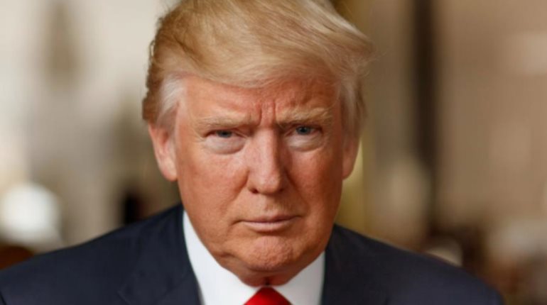 Amenaza Trump con demandar a todos los que critiquen su intención de aceptar un Boeing de Qatar