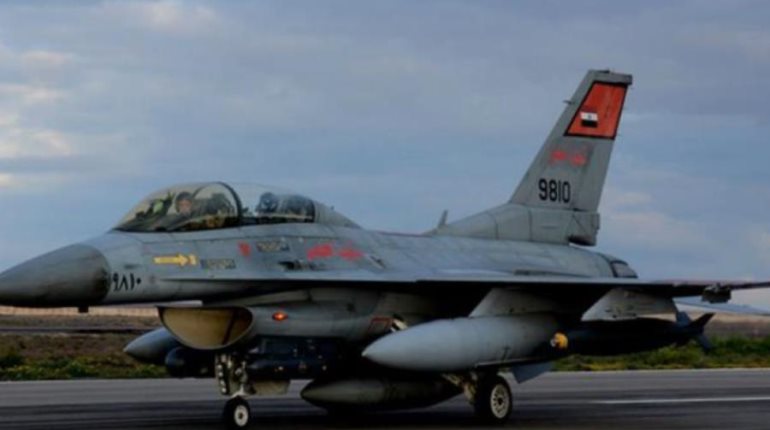 Tripulación de avión de entrenamiento militar muere en accidente durante maniobras en Egipto