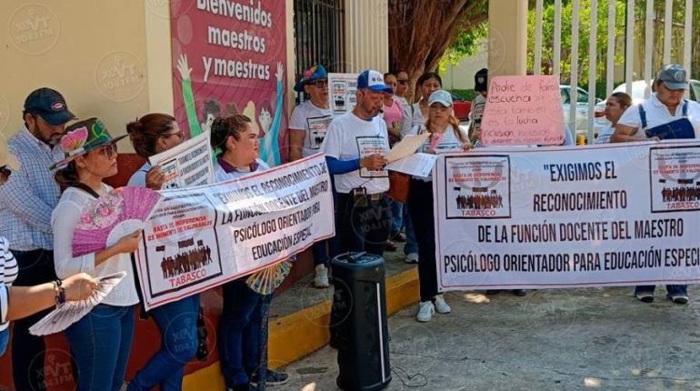 Protestan psicólogos para pedir se reconozca su figura como docente