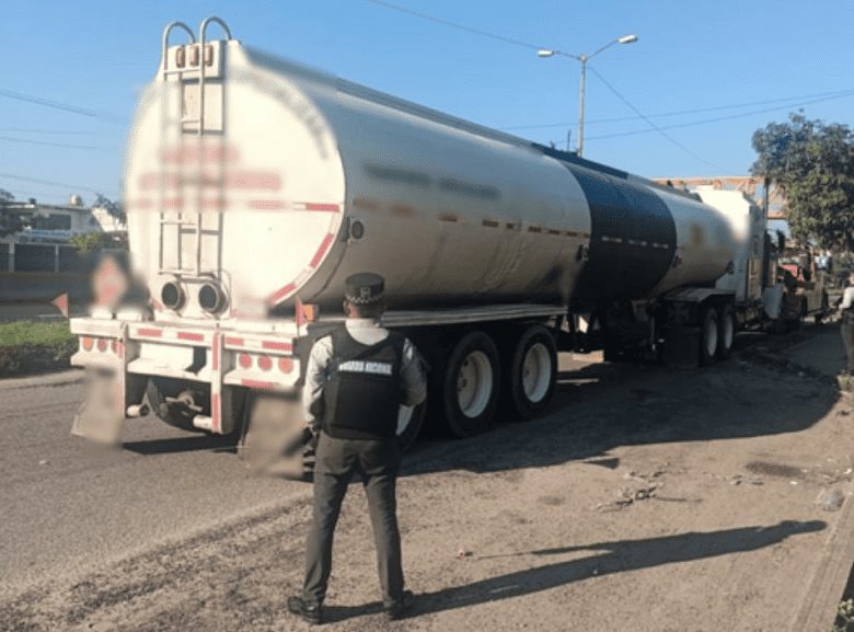 Vinculan a proceso a dos por transportar más de 23 mil litros de hidrocarburo ilícito en Huimanguillo Vinculan a proceso a dos por transportar más de 23 mil litros de hidrocarburo ilícito en Huimanguillo