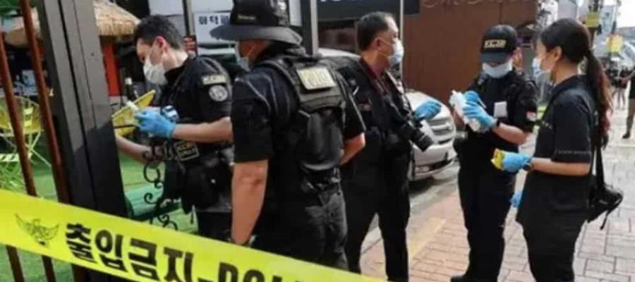 Coreano enloquece y apuñala a cuatro personas; hay dos muertos