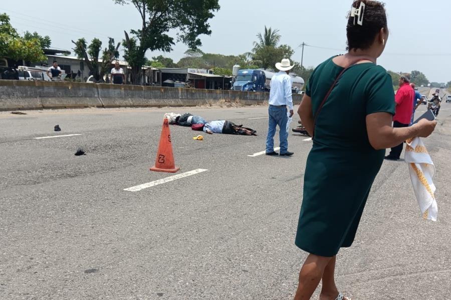 Góndola impacta a pasajeros de motocicleta en la Villahermosa – Macuspana Góndola impacta a pasajeros de motocicleta en la Villahermosa – Macuspana