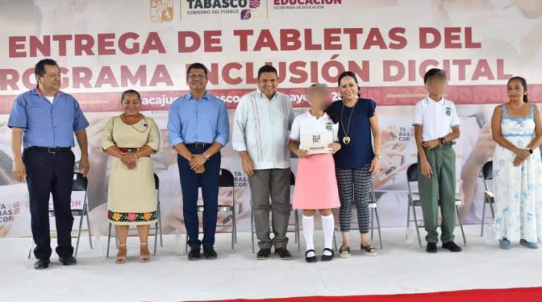 Entrega Gobierno de Tabasco tablets a alumnos de secundarias en Centla, Nacajuca y Jalpa