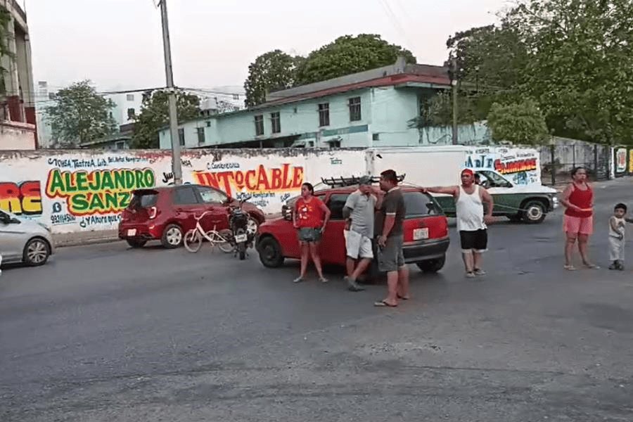 Cierran Prolongación de 27 de Febrero y Periférico de Villahermosa por falta de luz Cierran Prolongación de 27 de Febrero y Periférico de Villahermosa por falta de luz