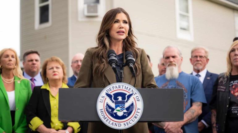 Kristi Noem niega planes de "reality show" en EE. UU. para que migrantes obtengan ciudadanía