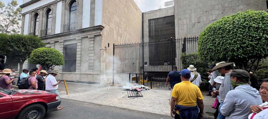 Tras protesta en la Segob, CNTE acuerda reunión con Sheinbaum el próximo viernes Tras protesta en la Segob, CNTE acuerda reunión con Sheinbaum el próximo viernes