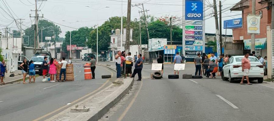 Habitantes de la Miguel Hidalgo bloquean por 4 horas la carretera a La Isla Habitantes de la Miguel Hidalgo bloquean por 4 horas la carretera a La Isla