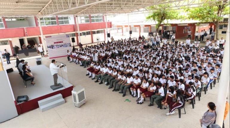Dotan con infraestructura y mobiliario a secundaria de Centro