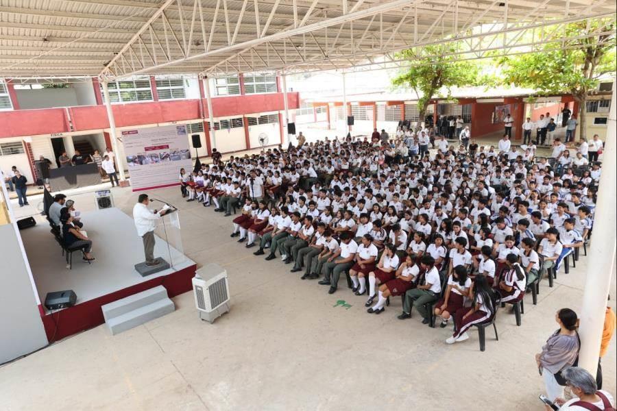 Dotan con infraestructura y mobiliario a secundaria de Centro Dotan con infraestructura y mobiliario a secundaria de Centro