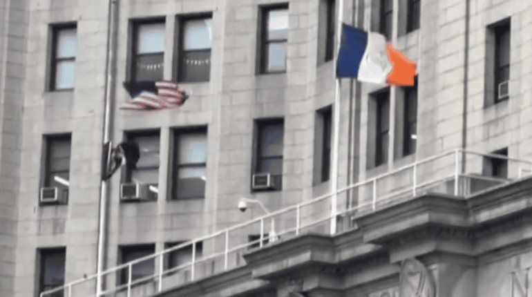 Ondean a media asta banderas en NY en memoria de víctimas del buque Cuauhtémoc