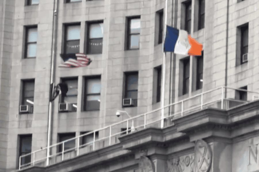 Ondean a media asta banderas en NY en memoria de víctimas del buque Cuauhtémoc Ondean a media asta banderas en NY en memoria de víctimas del buque Cuauhtémoc