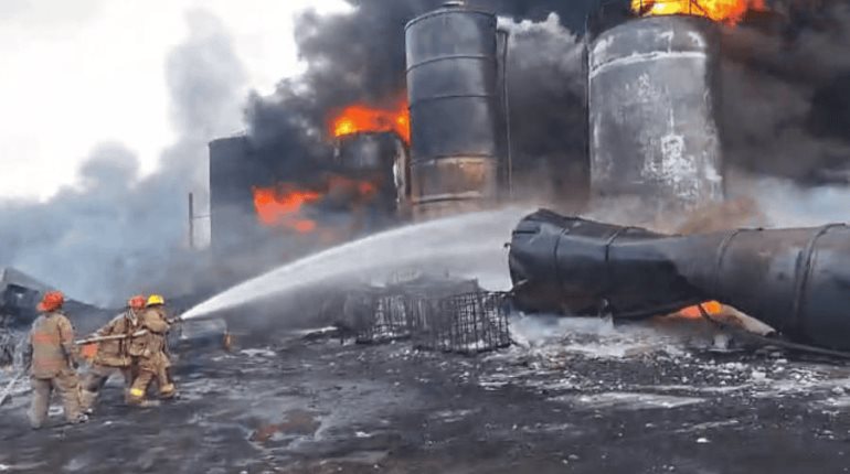 Se incendia empresa de destilación de diésel en NL