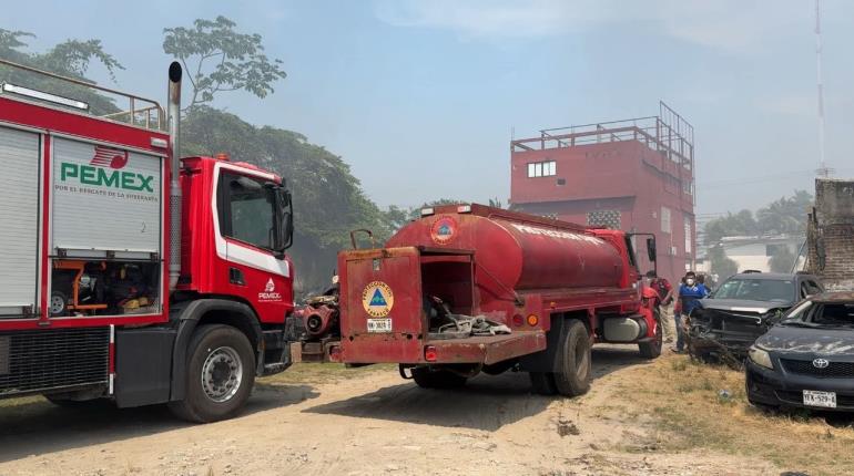 Se registra incendio en retén de autos en Paraíso