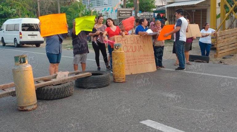 Habitantes de Ocuiltzapotlán bloquean la Frontera-Villahermosa por desabasto de agua potable