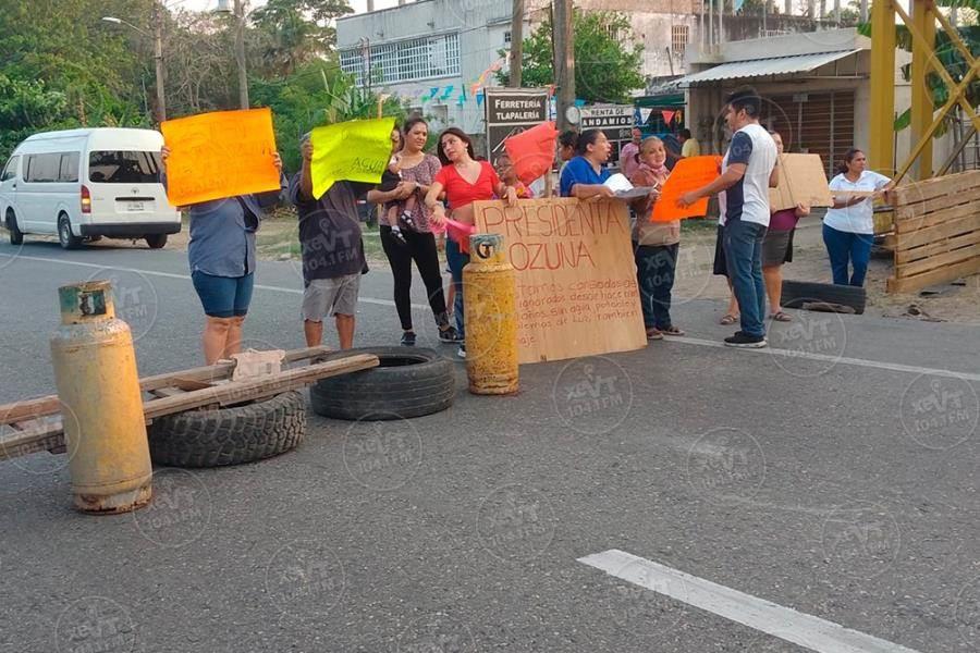 Habitantes de Ocuiltzapotlán bloquean la Frontera-Villahermosa por desabasto de agua potable Habitantes de Ocuiltzapotlán bloquean la Frontera-Villahermosa por desabasto de agua potable