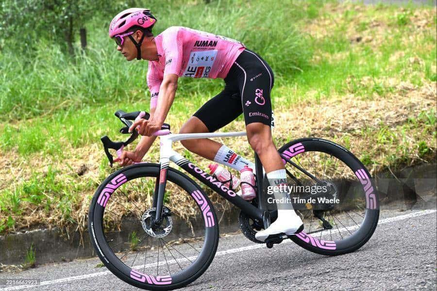 Isaac del Toro se mantiene como líder general en el Giro de Italia Isaac del Toro se mantiene como líder general en el Giro de Italia