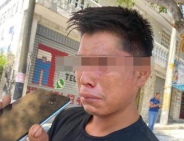 Golpean a ‘El Piñas’ por vender fruta y vecinos queman casa de agresores