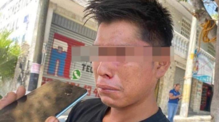 Golpean a ´El Piñas´ por vender fruta y vecinos queman casa de agresores