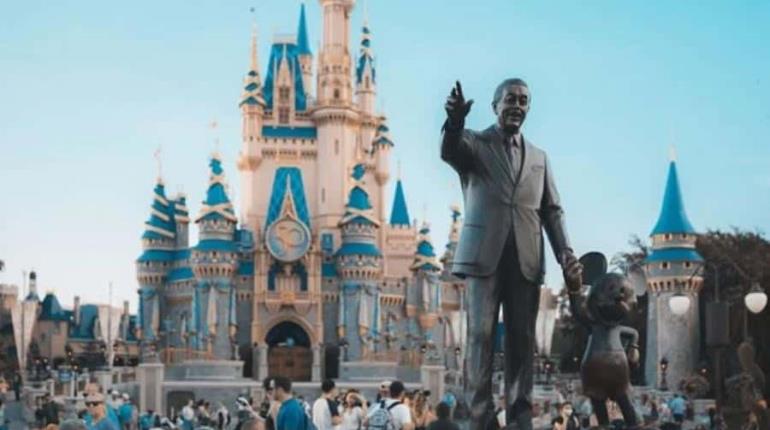Suspende Disney a 45 empleados venezolanos tras fallo que permite eliminar su permiso migratorio