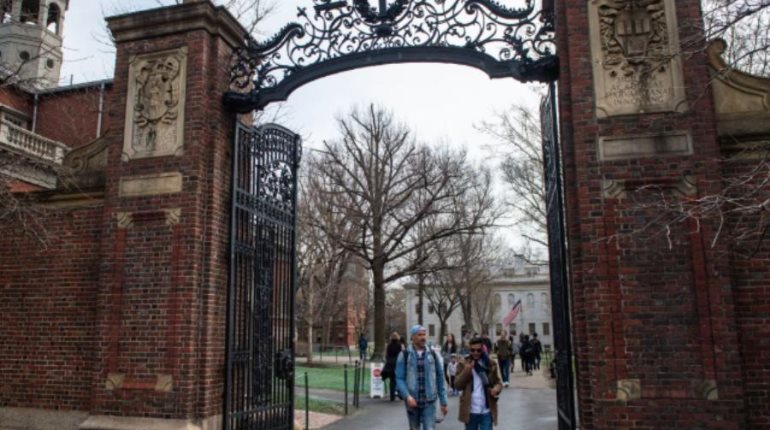 Demanda Harvard a Trump tras prohibir inscripción de extranjeros