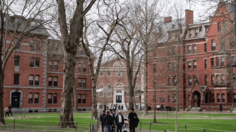 Prohíbe Juez federal a Trump revocar estatus legal de estudiantes extranjeros