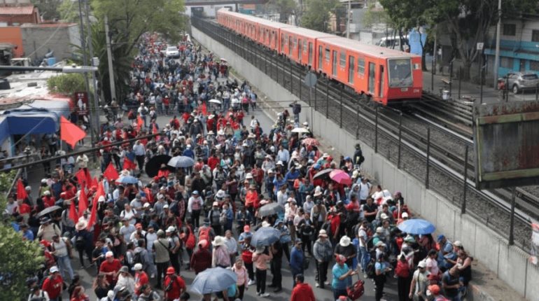 Protesta de la CNTE en el AICM afecta vuelos; Sheinbaum les cancela reunión