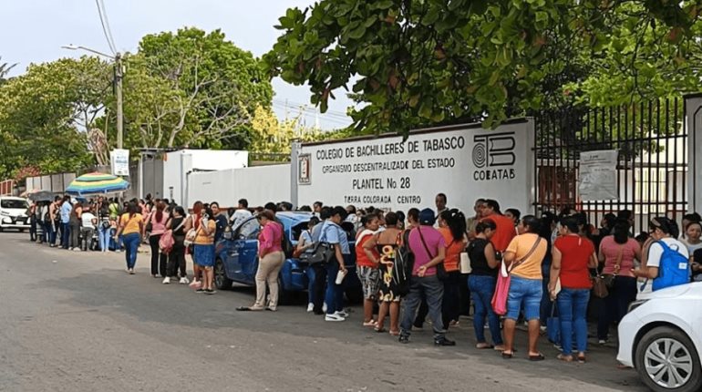 Chocan padres por tolerancia durante proceso de admisión en Plantel 28 del COBATAB