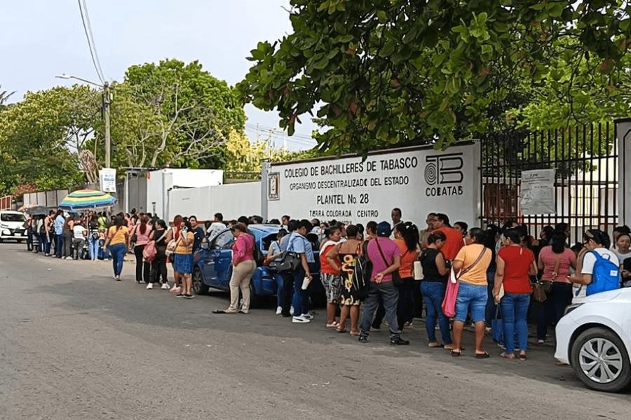 Chocan padres por tolerancia durante proceso de admisión en Plantel 28 del COBATAB Chocan padres por tolerancia durante proceso de admisión en Plantel 28 del COBATAB
