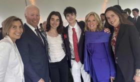 Reaparece Biden en graduación de su nieto tras diagnóstico de cáncer