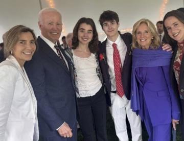 Reaparece Biden en graduación de su nieto tras diagnóstico de cáncer