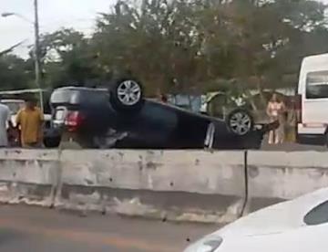 Vuelca en la Frontera-Villahermosa tras chocar con muro de contención