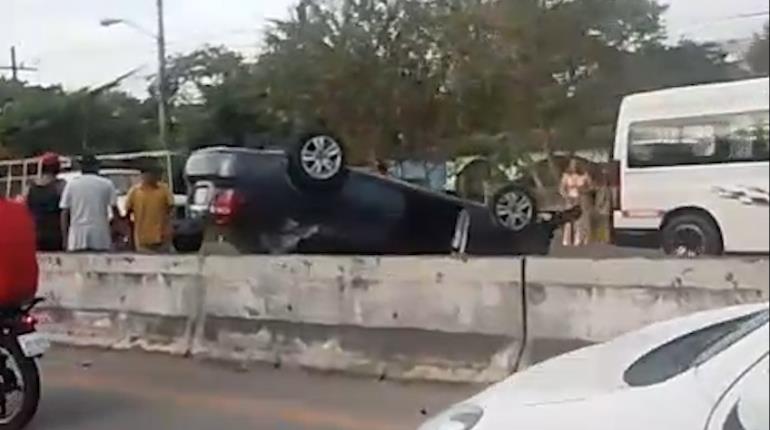 Vuelca en la Frontera-Villahermosa tras chocar con muro de contención