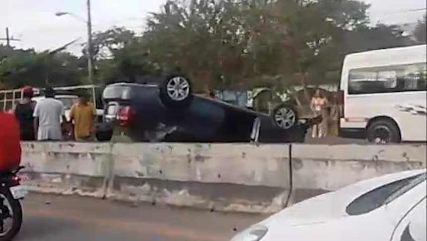 Vuelca en la Frontera-Villahermosa tras chocar con muro de contención Vuelca en la Frontera-Villahermosa tras chocar con muro de contención